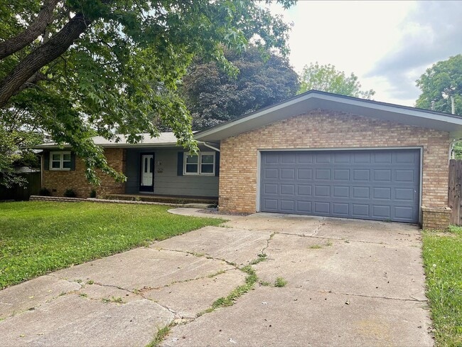Building Photo - Gorgeous 3 Bedroom Home located near the new HYVEE!