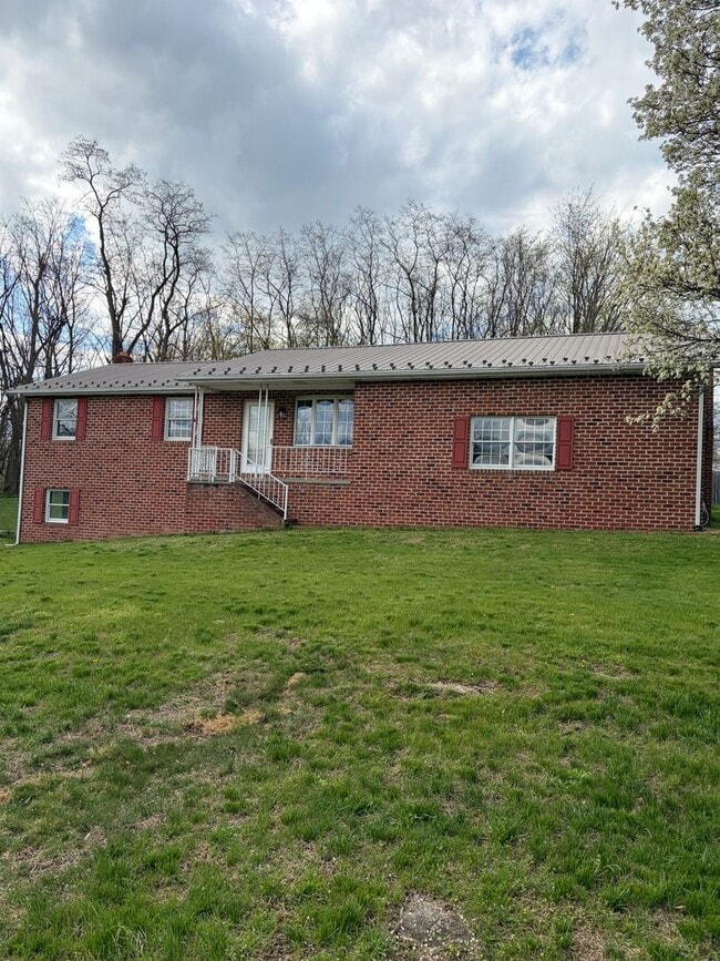 Building Photo - 3 Bedroom 2 Bath House, Garage, Large Lot-Spring Grove SD