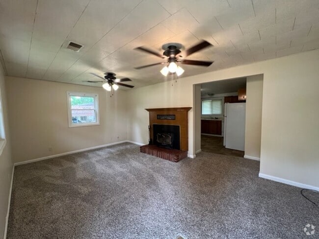 Building Photo - 2BR house near CofO!!!