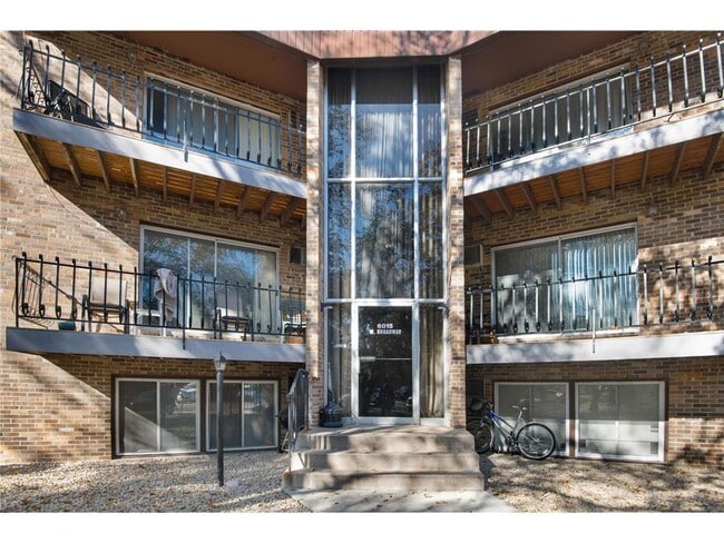 Building Photo - 6015 W Broadway Unit 304