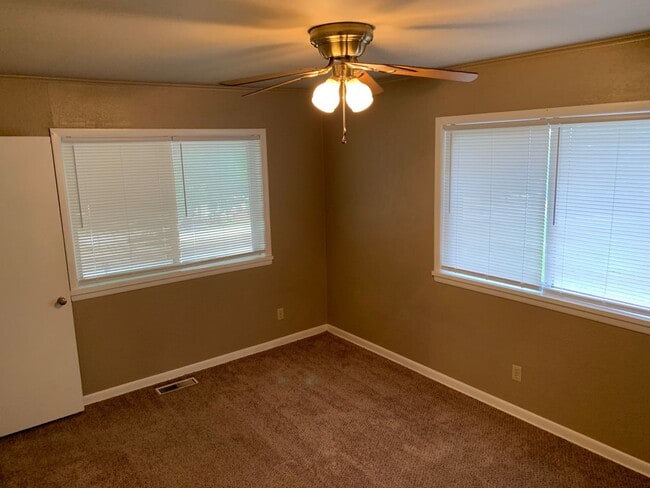 Photo - 912 W Clinton Dr