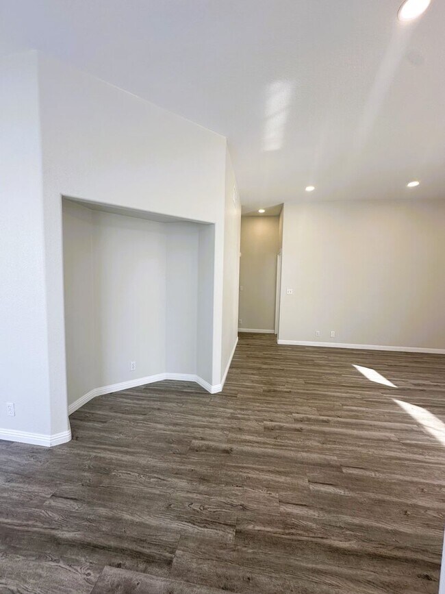 SINGLE STORY!! NO HOA'S!! 3 CAR GARAGE REA... House House Rental in