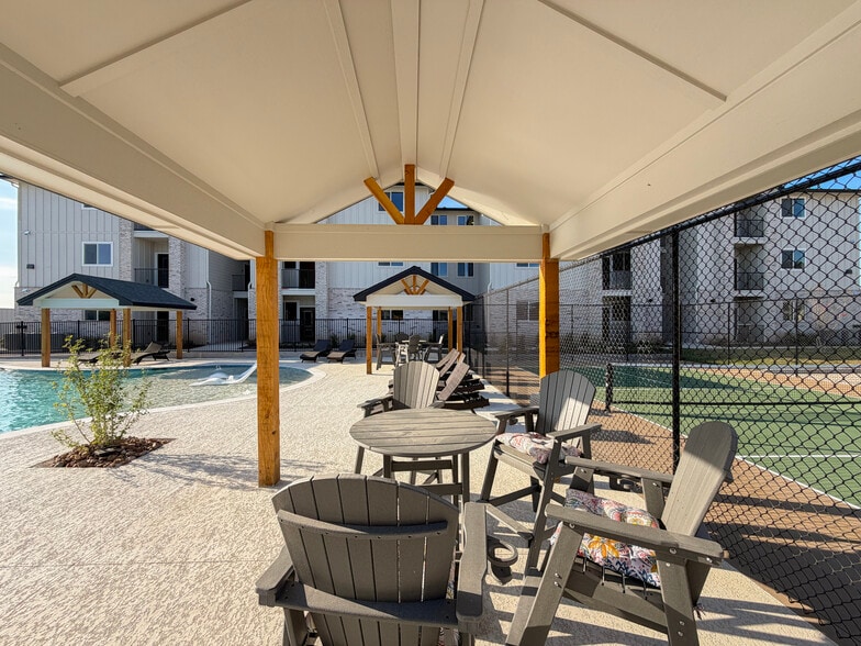 Resort Style Pool and Lounge