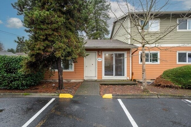 Building Photo - 3 bedroom home. FIRST MONTH FREE & A 55in FLAT SCREEN TV!