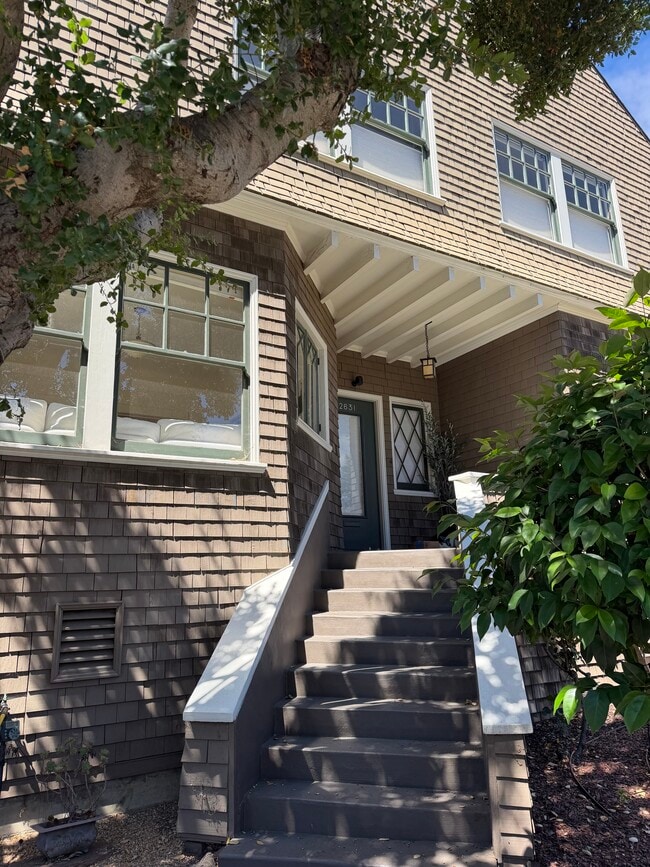 Charming Historic Elmwood Duplex - 2644 Benvenue Ave Unit Charming Elmwood Apt