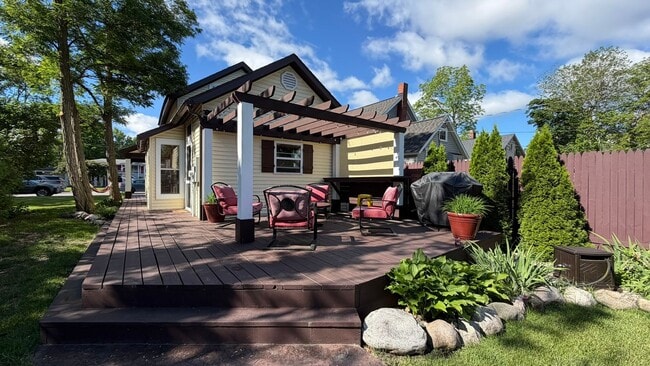 Building Photo - Charming 2 Bedroom Furnished Home on E. Front Street in TC
