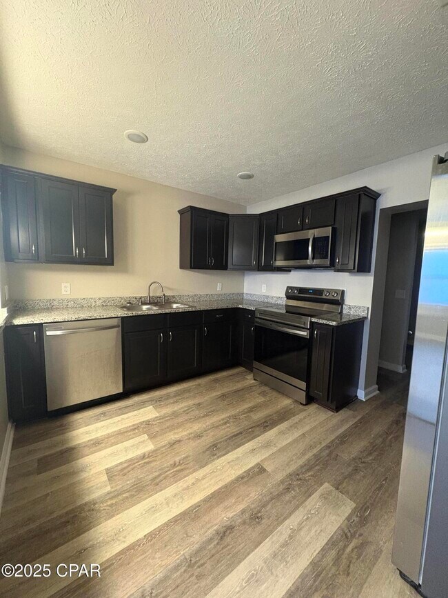 Photo - 824 E 25th St