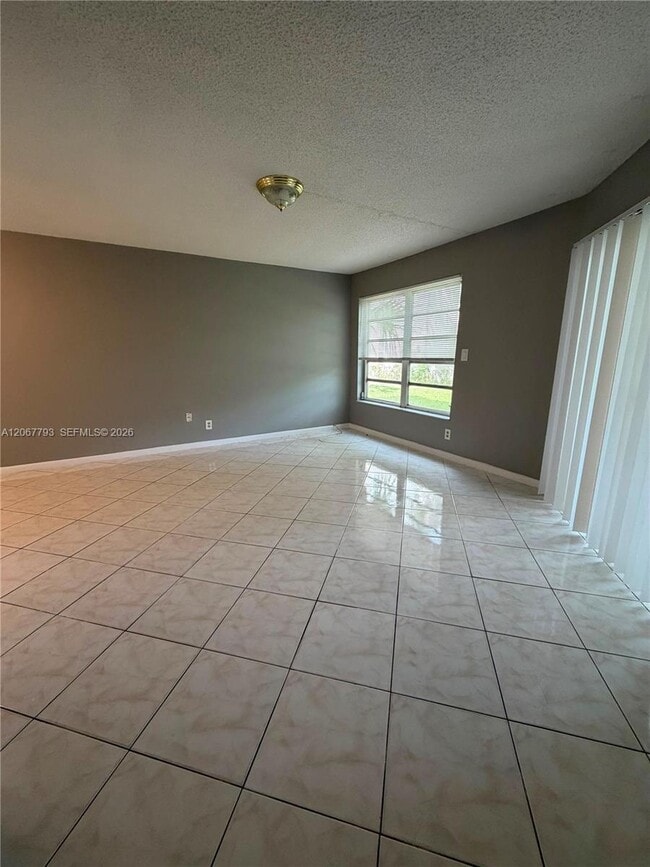 Building Photo - 3100 Riverside Dr Unit 104