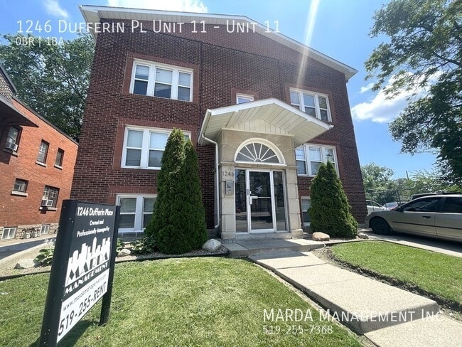 Building Photo - SPACIOUS BACHELOR Unit 11