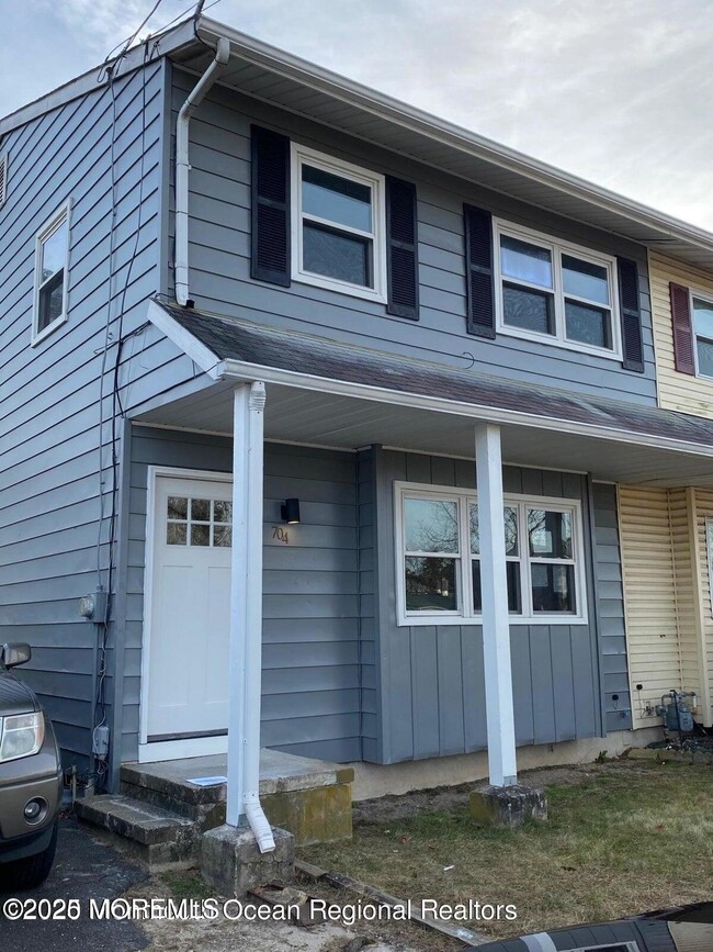 Building Photo - 704 Cedar St