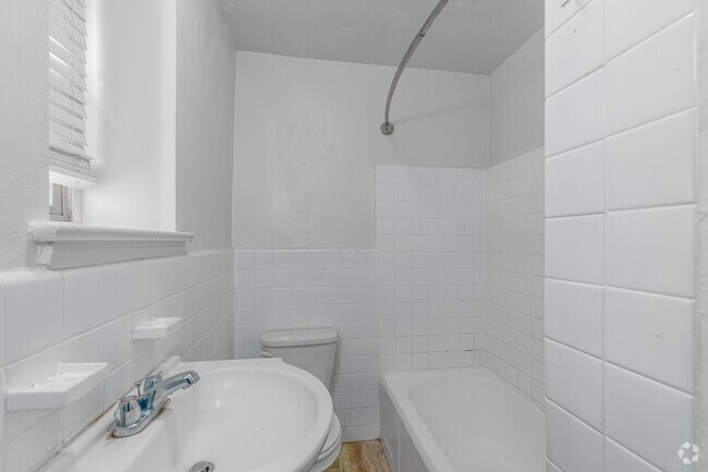 2BR, 1BA - 1028SF - Bathroom - The Mayfair Apartments