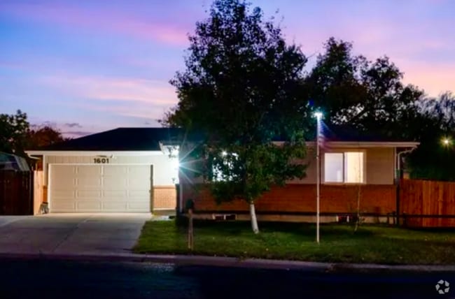 Building Photo - 1601 27th Ave Rental