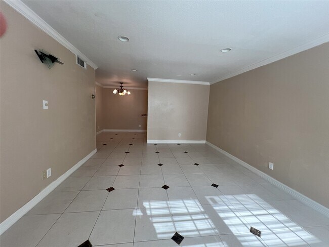 Building Photo - 5550 N Braeswood Blvd Unit 80 Rental