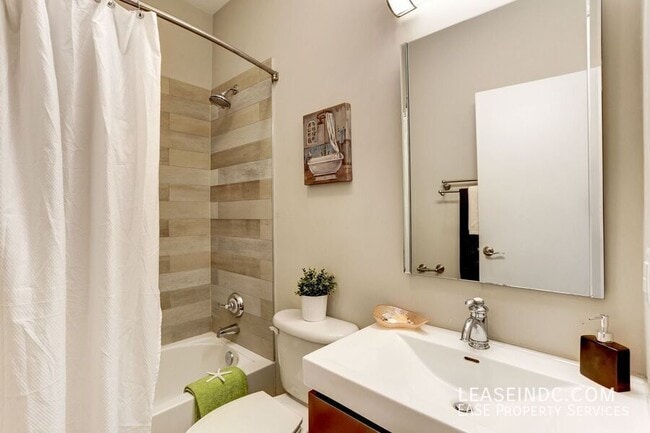 245 15th St SE Unit 201