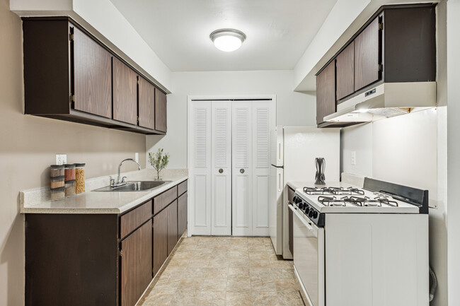 Kitchen - Pointe West Apartments