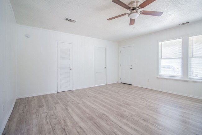 Photo - Updated 3 bed 1 bath close to 19th Street