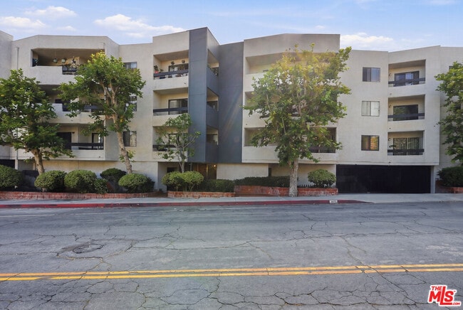 Building Photo - 1037 N Vista St Unit 206