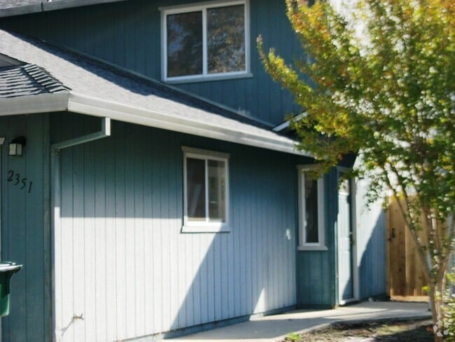 Building Photo - Lovely 2 Bedrooms 1.5 Bathrooms townhouse