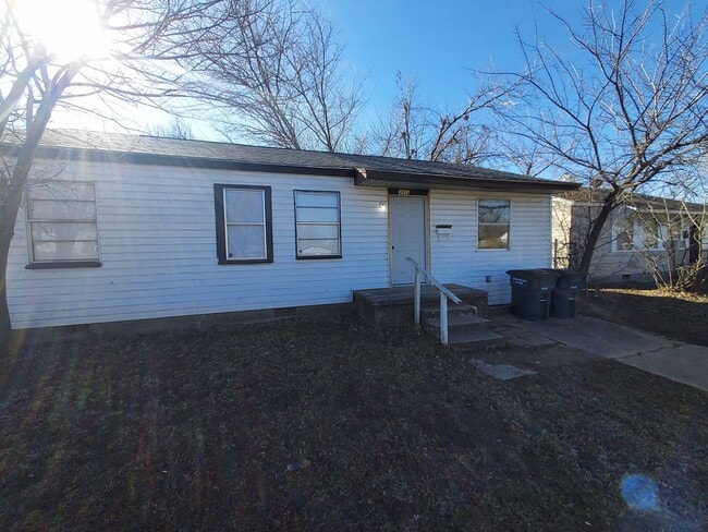 Building Photo - 3 bedroom 1 bath Rental