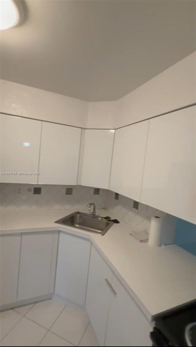 Building Photo - 1550 NE 191st St Unit 108-B