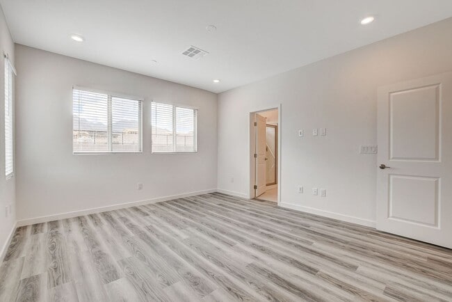 Building Photo - Spacious 3-Bed Summerlin Home with Den, Lo...