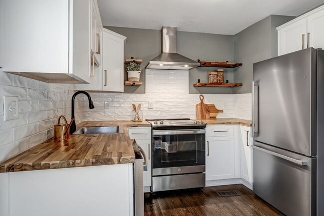 Photo - Charming Bungalow with 1 Bedroom Plus Office, Fenced Yard and Pet Friendly in East Nashville