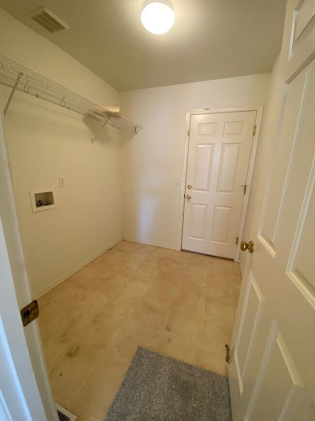Photo - Spacious 4 bedroom 2.5 traditional house