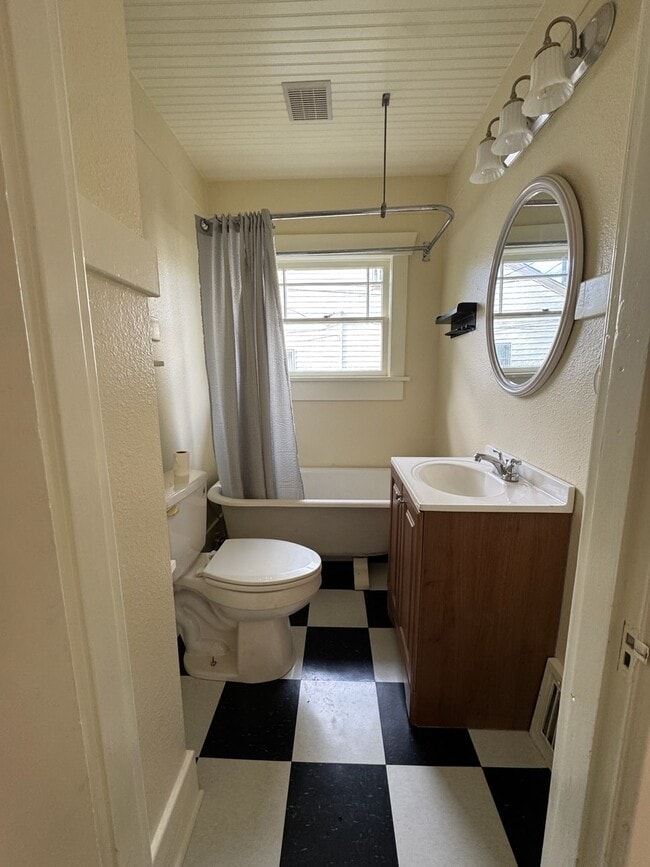 Photo - 205 NE Bryant St