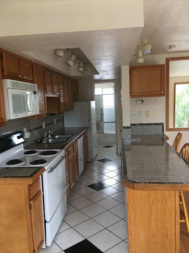 Photo - ONE MONTH FREE! Pet-friendly 1 BD/1 BA in ... Unidad 660-203