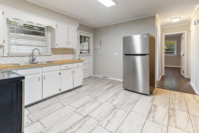 Building Photo - 1814 House Ave