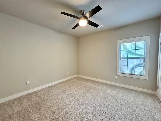 Photo - 811 NE Hts Ln