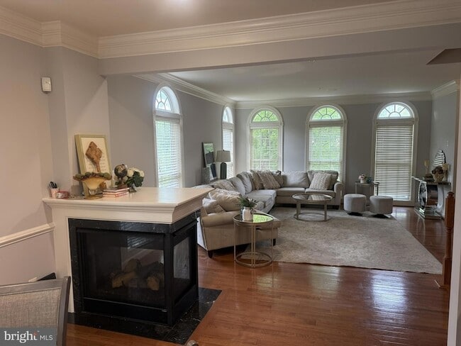 3008 Hollow Crest Pl