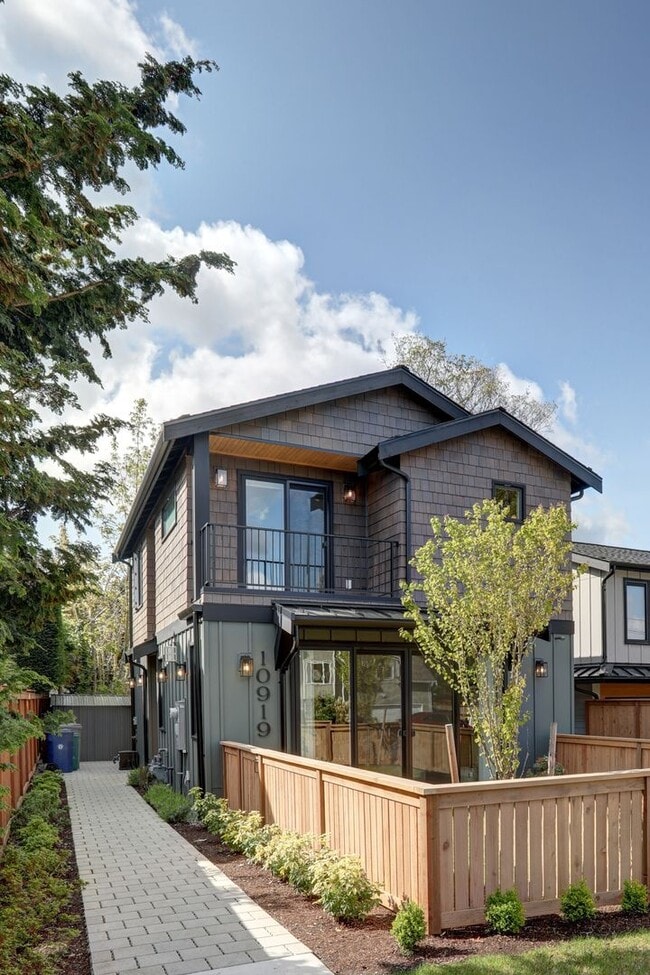 Photo - Light-Filled Contemporary Home in Prime Kirkland Location