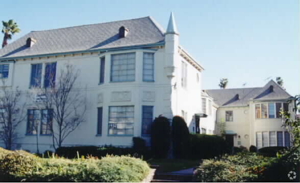 Chateau Apartments - Chateau Apartments