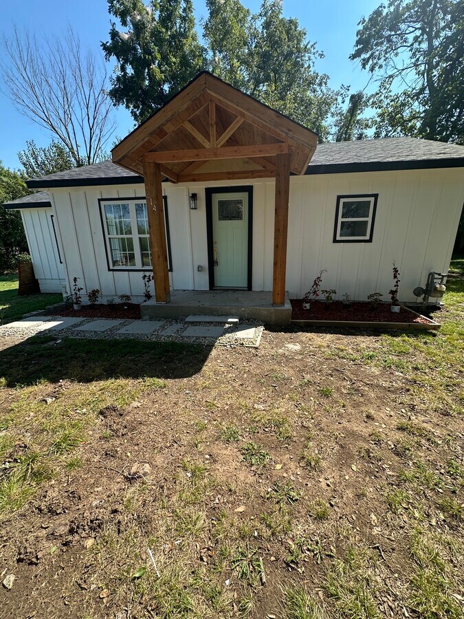 Photo - 214 E Pine St