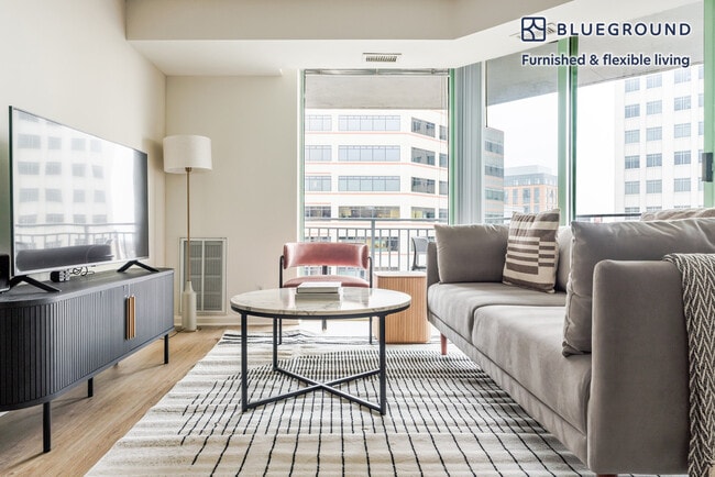 Photo - 4650 Washington Blvd Unidad FL9-ID1004