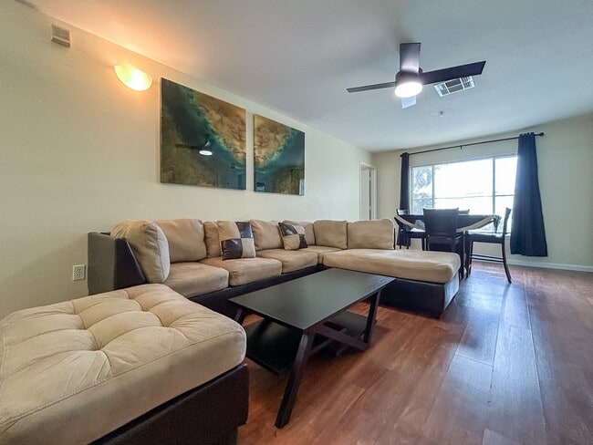 Photo - Beautiful Room for Rent in a 4/4 Unit - Un...