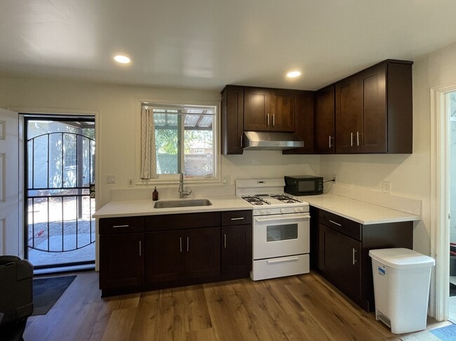 Building Photo - 9421 Peach St Rental