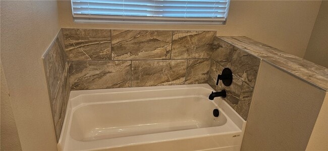 Photo - 310 W Kinniburgh Dr
