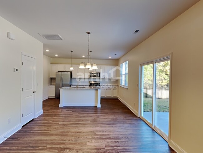 Photo - 2121 Overlake Cir