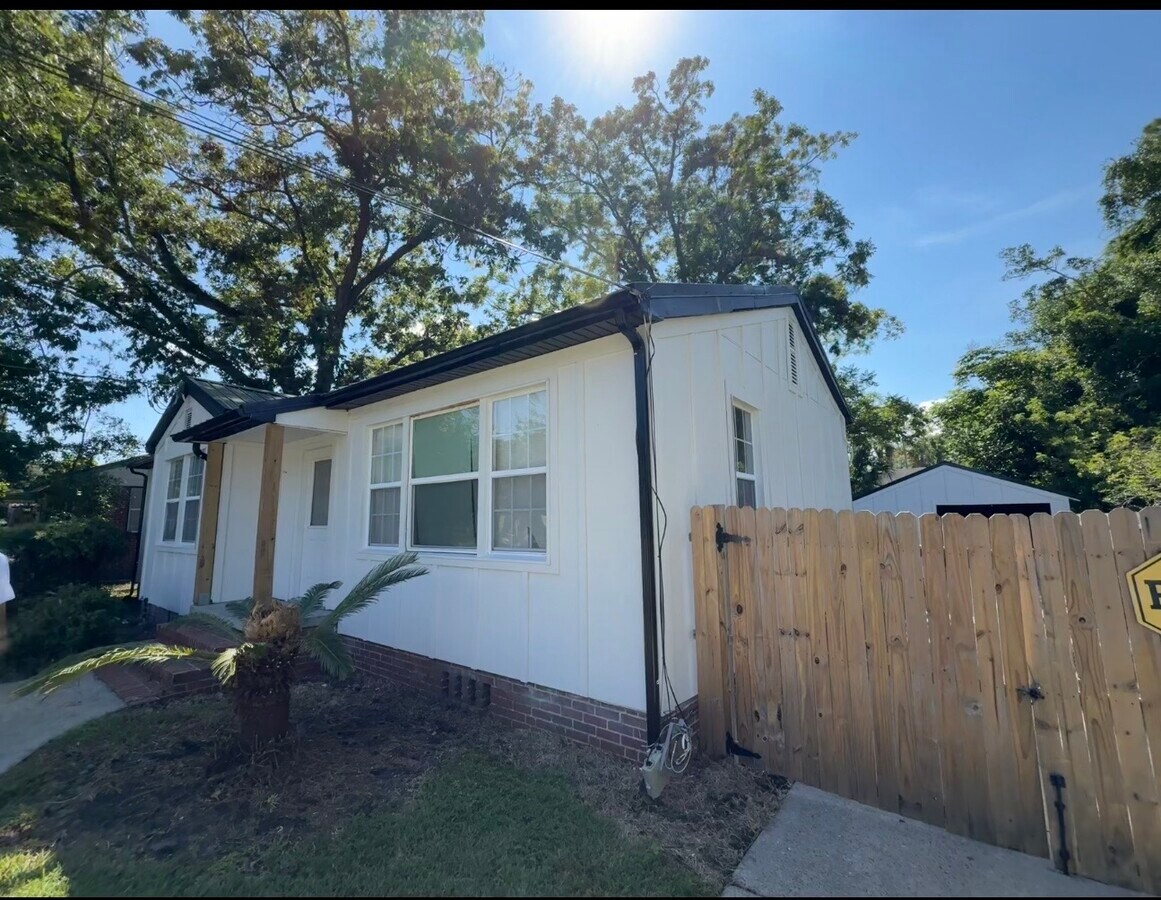 Photo - 2204 Redfern Rd