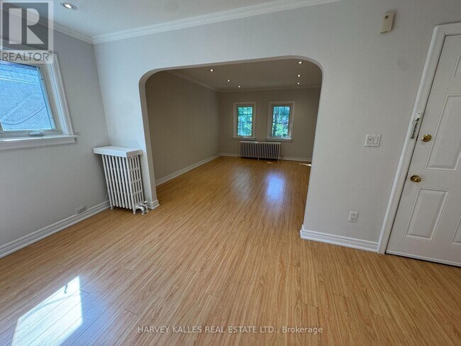 Photo - 38 Strathgowan Ave Unit Upper