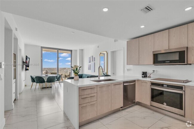 Building Photo - 2000 Metropica Wy Unit 1507 Rental