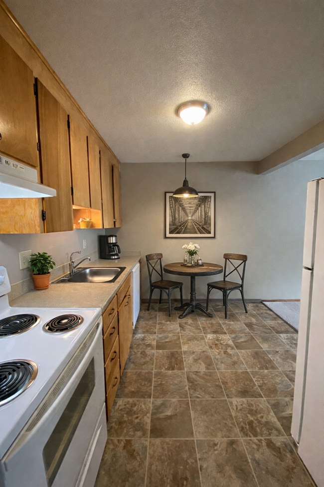 Building Photo - Attention Ellensburg: The Perfect Apartment Just Entered the Chat Unit 15