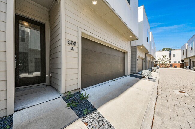 Photo - 608 Thornton Rd