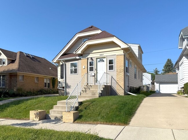 Building Photo - 1509 S 52nd St Unit Upper Rental