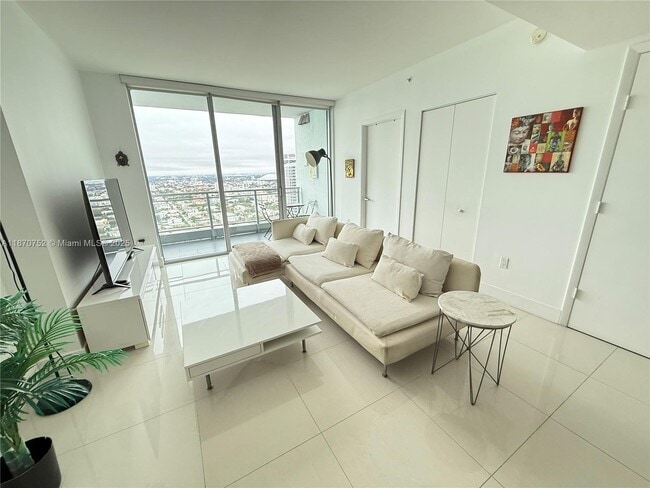 Building Photo - 92 SW 3rd St Unit 3709 Rental