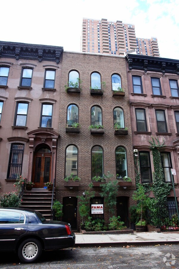 Photo - 450 W 44th St