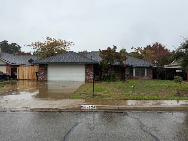 Building Photo - 2134 E Iris Ave