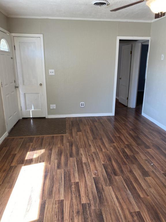 Photo - 114 W B St